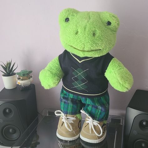 Cute Frog Plush, Spring Frog Build A Bear, Frog Plush Aesthetic, Froggy Build A Bear, Build A Bear Frog Aesthetic Outfits, Frog Plushie Aesthetic, Peluche Aesthetic, Plush Aesthetic, Build A Bear Aesthetic Outfit