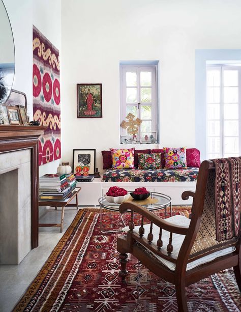 From a prince's party pad to a whimsical Jaipur apartment, these extravagant Indian homes embrace timeless royalty. Jaipur Bedroom Decor, Jaipur Home Decor, Rajasthan Interior Design, Jaipur Interior Design, Garden Tuscany, Padmanabh Singh, Board House, Indian Room, Pink Art Deco