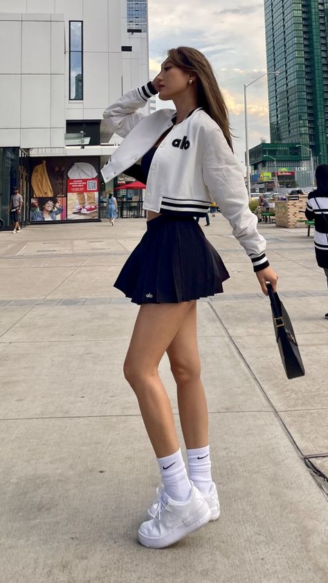 Sports Skirt Outfit, Gym Skirt Outfit, Tennis Outfit Winter, Tennis Skirts Outfit, Sporty Skirt Outfits, Alo Jacket, Golf Skirt Outfit, Blue Tennis Skirt Outfit, How To Style Tennis Skirt