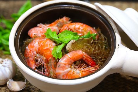 RECIPE: Prawns in Glass Noodle Hot Pot (Goong Ob WoonSen) Hot Pot Recipe, Potted Shrimp, Pot Noodle, Curry Stew, Thailand Food, Glass Noodles, Thai Cooking, Red Food, Noodle Recipes