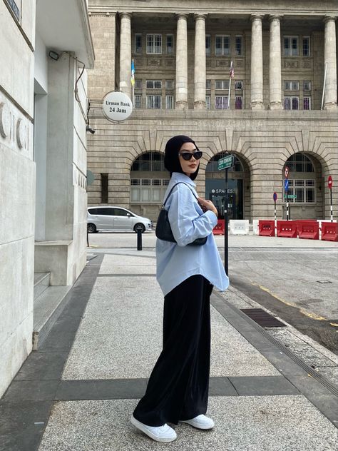 Straight Jeans Hijab Outfit, Hijab Casual Outfit Summer, Blue And Black Outfit Hijab, Summer Outfits Women Hijab, Blue Chemise Outfit Hijab, Sky Blue And Black Outfit, Blue Blouse Outfit Hijab, Blouse Hijab Style, Hijab Outfit Ideas Summer Casual