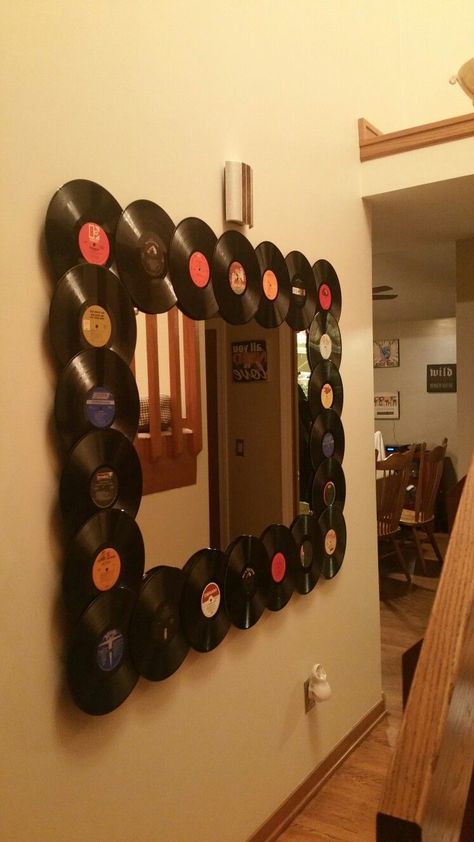 Music Themed Bathroom Ideas, Music Themed House, Rock And Roll Home Decor, Music Classroom Aesthetic, Glam Rock Decor, Rock And Roll Aesthetic Room, Rock N Roll Bedroom, Rock And Roll Room, Casa Rock