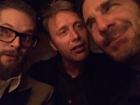 Bryan Fuller en Twitter: "#HannibalWrapParty MrAaronAbrams http://t.co/XR92iuxEDq" Mads Mikkelsen Hannibal Icons, Mads Mikkelsen Selfie, Madds Mickelson Hannibal, Mads Mikkelsen Behind The Scenes, Mads Mikkelsen Salvation, Mads Mikkelsen Rejseholdet, Hannibal Cast, Hannibal Tv Show, Hannibal Funny