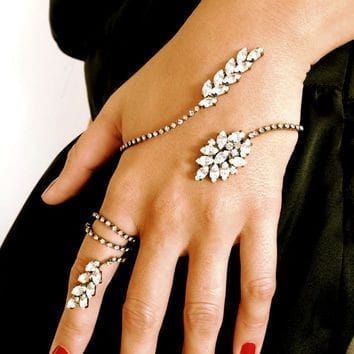 Palm Bracelet, Pinterest Jewelry, Finger Jewelry, Hand Chain Bracelet, Hand Finger, Bracelets And Rings, Hand Accessories, Bracelet Wedding, Ring Hand