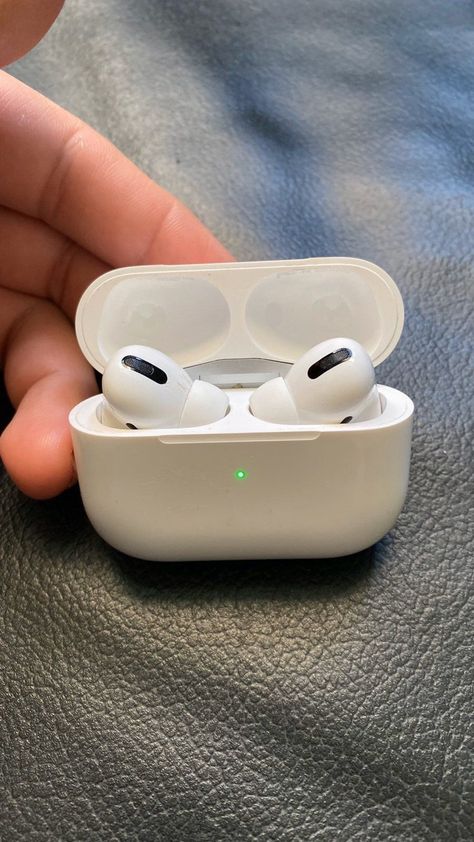 Apple Headphones Aesthetic, Samsung Airpods, Fone Apple, Iphone Airpods Apple Watch, Airpods Aesthetic, Airpod Pros, Airpods Iphone, Headphones Aesthetic, Air Pods Pro