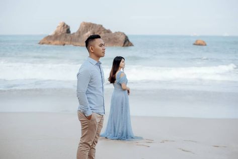 Prewed Casual, Santorini Photoshoot, Pose Prewedding, Pose Couple, Prewedding Ideas, Ootd Idea, Prewedding Photo, Couples Beach Photography, Prewedding Photoshoot