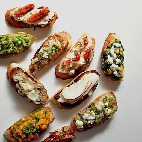 Vegetarian Wedding Appetizers, Vegetarian Starter Recipes, Crostini Toppings, Vegetarian Italian Recipes, Heavy Appetizers, Vegetarian Starters, Crostini Appetizers, Bruschetta Toppings, Bread Dishes