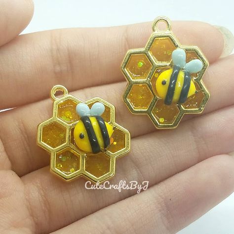 Jessica on Instagram: “I love how these bee charms came out!!!💖🐝 I filled a honeycomb bezel with UV resin, and attached a tiny bee onto it. These two are up on my…” Polymer Clay Halloween, Planner Charms, Bee Charms, Honey Colour, Uv Resin, Clay Charms, Cute Crafts, Honeycomb, Stitch Markers