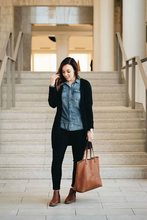 What To Wear When You Don’t Know What To Wear | Sharing My Sole Black Cardigan Outfit Work, Cardigan Outfit Work, Denim Top Outfit, 80 Outfits, Stylish Leggings Outfit, Jean Shirt Outfits, Black Cardigan Outfit, Chambray Shirt Outfits, Tops To Wear With Leggings