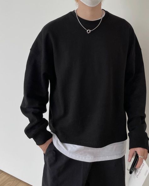 White Adidas Outfit, Black Tshirt Outfit, Sweatshirt Outfit Men, Black Sweatshirt Outfit, Aesthetic Guy Outfits, Adidas Outfit Men, Aesthetic Guy, Guy Outfits, Lux Fashion