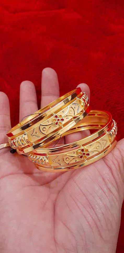 Ladies Gold Bangles Designs, 22k Gold Bangles Indian, Ladies Bangles Gold, Punjabi Gold Jewellery Set, Patla Bangles Gold, Kangan Gold Bangle Set, Gold Churi Design, Bangals Design In Gold, Outfits With Gold Jewelry