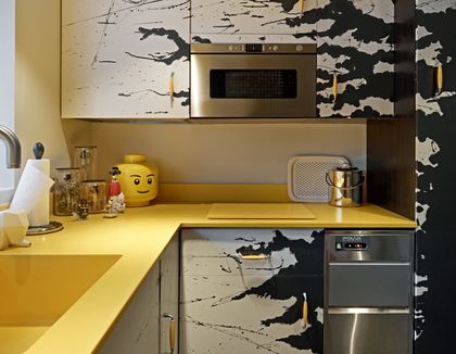 30 Beautiful Yellow Kitchen Ideas Yellow Countertops, Yellow Kitchens, Yellow Kitchen Designs, Modern Grey Kitchen, Kitchen Countertops Laminate, Yellow Kitchen Decor, White Tile Backsplash, Fun House, White Kitchen Design