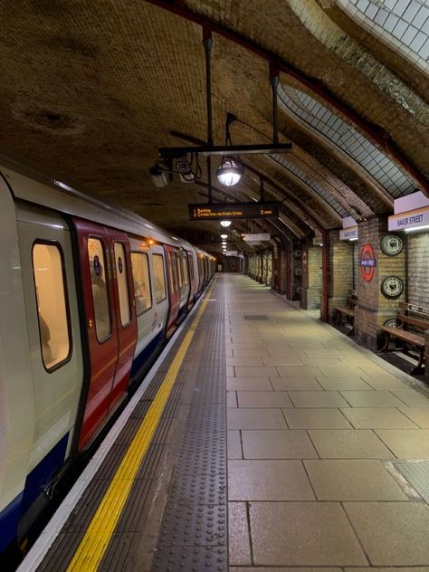 London Metro Aesthetic, Downtown Wallpaper, Metro Aesthetics, London Downtown, Cozy Afternoon, London Dreams, Living In London, London Baby, Subway Train