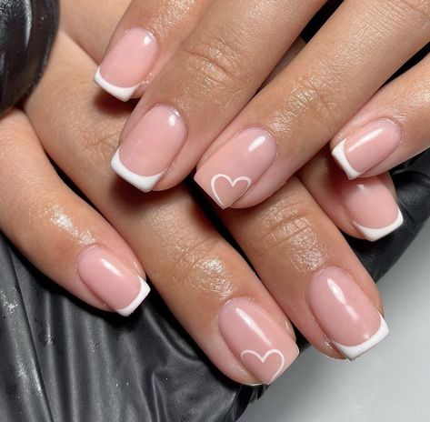 French Nail Art Short Nails, Cute And Simple French Tip Nails, Nail Ideas French Tip With Design, Cute Short Acrylic Nails Ideas Simple, Grad Nail Ideas Simple, Short Acrylic Nails Easy, Shirt Simple Nails, Short Summer Nails French Tip, Nail Ideas Really Short