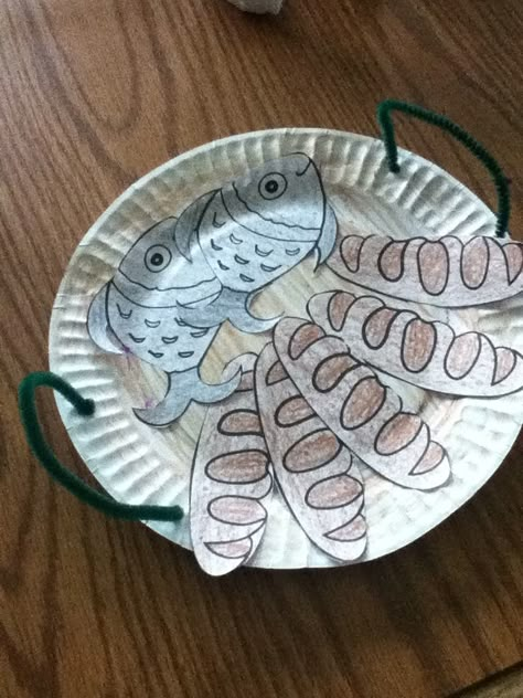 paper plate basket for Jesus feeds the 5,000. fish and bread printable - http://craftingthewordofgod.com/2013/04/09/feeding-the-5000/ Preschool age - we are coloring the pictures and gluing them to the basket Two Fish And Five Loaves Craft, 2 Fish And 5 Loaves Craft, Five Loaves And Two Fish Craft, 5 Loaves And 2 Fish Craft, Loaves And Fishes Craft, Bread Printable, Paper Plate Basket, Uppfostra Barn, Sunday School Projects