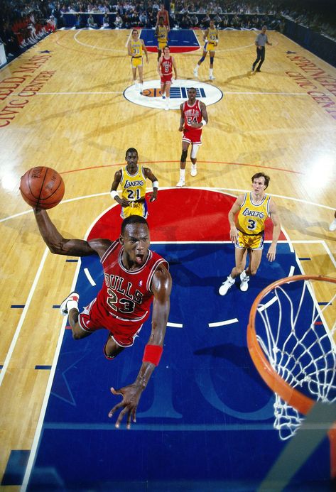 Young Michael Jordan throwing it down from a backboard camera perspective.  #AirJordan Carolina Do Norte, Michael Jordan Pictures, Michael Jordan Basketball, Chicago Sports, Jordan Basketball, Nba Legends, Nba Stars, Basketball Legends, Charlotte Hornets