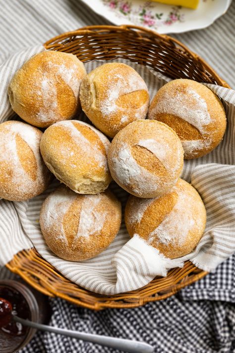 Same-day Crusty Sourdough Rolls using 100% sourdough starter and freshly ground whole wheat. These simple bread rolls are really easy to make! This recipe yields soft and chewy rolls perfect for dinner or sandwiches. My family devours these rolls! Homemade Bread Rolls, Sourdough Dinner Rolls, Dinner Roll Recipe, Sourdough Rolls, Sourdough Bagels, Simple Bread, Hard Rolls, Whole Wheat Sourdough, Sourdough Sandwich