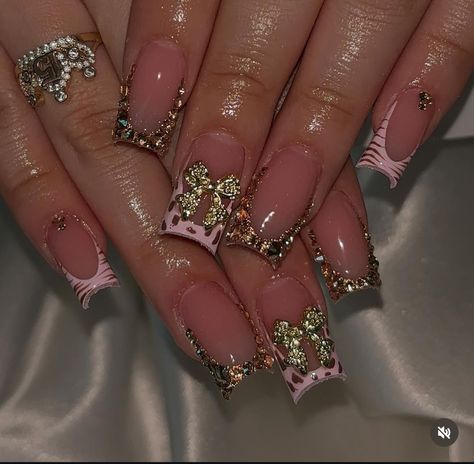 Dangling Charms On Nails, Short Acrylic Nails For Birthday, Short Bling Nail Designs, Pink White Gold Nails, Nails Gold Short, Rose Gold Nails Short, Short Acrylic Nails Birthday Set, Rhinestone Gold Nails, Pink And Gold Nails Short