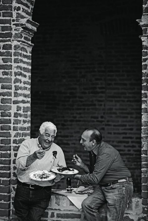 Gennaro Contaldo, Italian Photography, Italian Family, Italian Aesthetic, Italian Life, Restaurant Photography, Photo Food, Vending Machines, Italian Culture