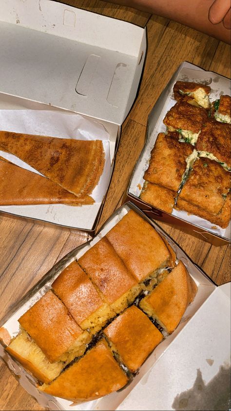 Pap martabak manis Pap Martabak Manis, Snap Food, Diy Food, Food Photo, Food And Drink, Cafe, Camping, Drinks, Quick Saves