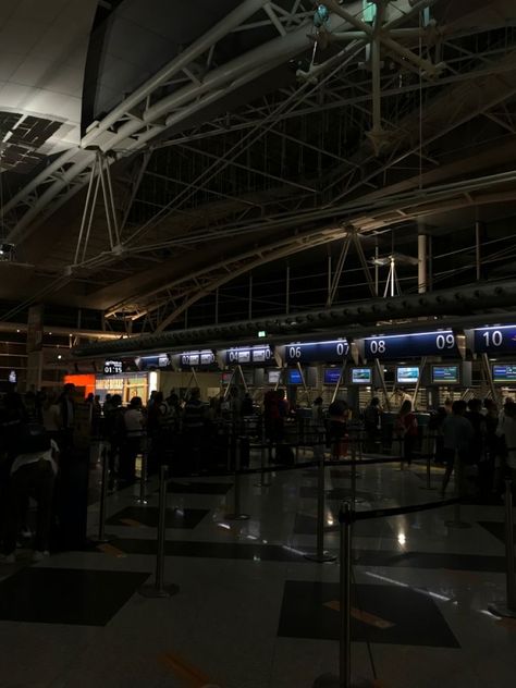 Aesthetic Airport Pictures Night, Airport Aesthetic Winter, Dark Airport Aesthetic, Airports At Night, Airport Vibes Night, Airport Snapchat Stories Night, Night Time Airport, Night Airport Aesthetic, Airport At Night Aesthetic