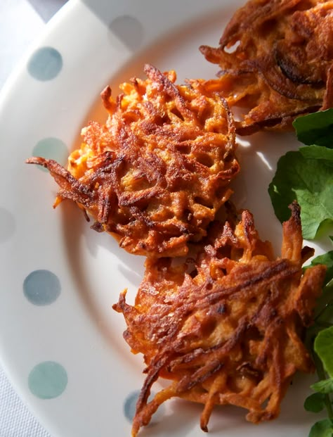 Carrot Fritters - A Simple Vegan Recipe for Carrot and Coriander Fritters Juicing Recipes For Beginners, Carrot Fritters, Vegetarian Party, Packed Lunches, Spiralizer Recipes, Fritter Recipes, Carrot Recipes, Best Vegan Recipes, Picnic Food