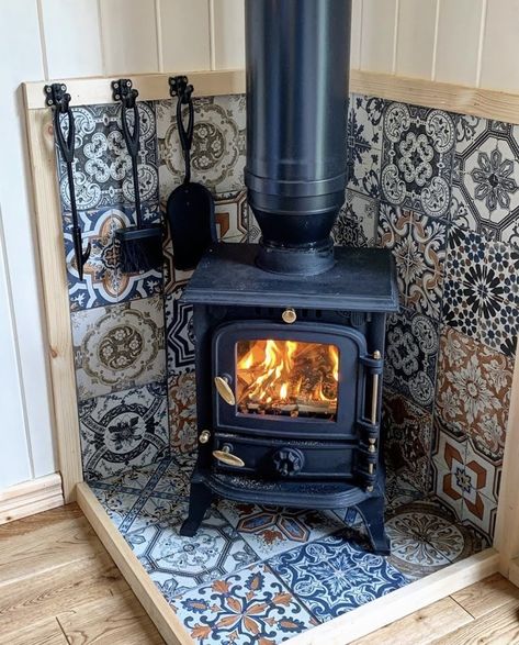 Wood Burning Stoves Living Room, Boho Bedroom Ideas Hippie, Wood Stove Fireplace, Cozy Boho, Casa Country, Boho Bedroom Decor, Boho Room, Home Fireplace, Bedroom Boho