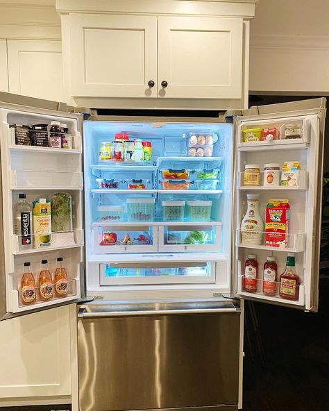 COSmyPlace on Instagram: “Today is the day 🙌🏻☀️ ➡️ to see the Before&After- let’s clean and organize your fridge.” Fridge Organization Double Door, Double Door Fridge Organization, Fridge Double Door, Fridge Inside, Fridge Organized, Double Door Fridge, Fridge Pantry, Pantry Fridge, Door Fridge