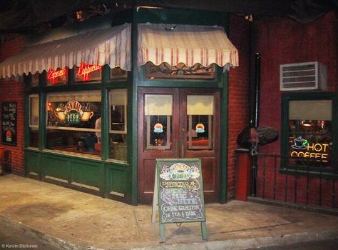 Outside of Friends coffee house, Central Perk. Scene Friends, Friends Cafe, Friends Apartment, Friends Central Perk, Central Perk, Bakery Shop, Fancy Dinner, Friends Show, Friends Tv Show