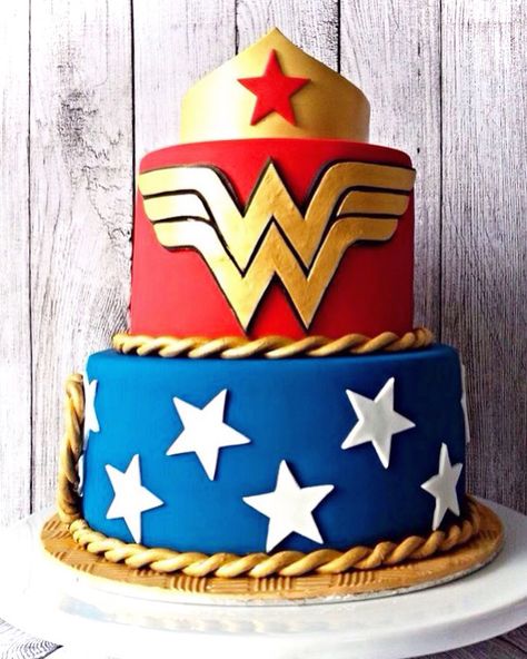 Wonder Woman Cake, Wonder Woman Birthday Party, Lila Party, Women Party Ideas, Wonder Woman Party, Wonder Woman Birthday, Woman Birthday Party, Superhero Cake, Wonder Women