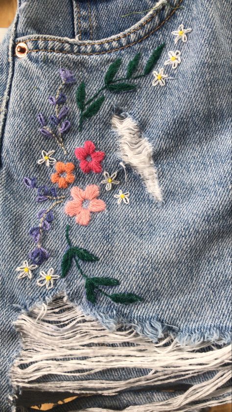 Hand Embroidery On Jeans Pants, Flower Jean Shorts, Jeans Pant Embroidery Design, Embroidery Shorts Diy, Shorts Embroidery Ideas, Jean Short Embroidery, Denim Shorts Embroidery, Embroidered Shorts Diy, Embroidered Jean Shorts Diy