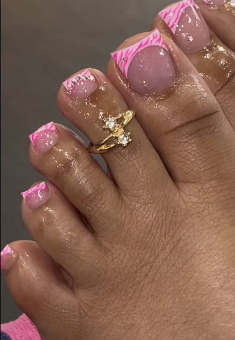 Pedicure Ideas With Design, Y2k Toes Nails, Hello Kitty Toes Nail Design, White Toes With Gems, Y2k Toe Nail Designs, Y2k Pedicure, Y2k Toenails, Acrylic Toes Pink, Pink French Tip Toe Nails