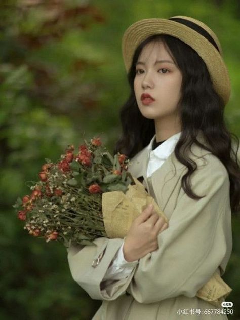 Holding Hat Pose Reference, Holding Flowers Pose Reference, Holding Flowers Pose, Female Reference, Human Poses Reference, Best Photo Poses, Poses References, Body Poses, Pose Reference Photo