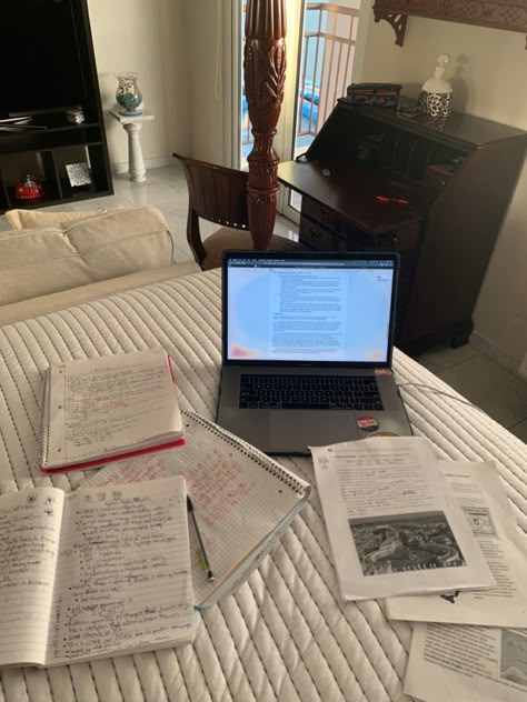 Aesthetic Messy Notes, Romantized School Aesthetic, Messy Study Table Aesthetic, Messy Study Aesthetic, Messy Notes Aesthetic, Notes Messy, Messy Studying, Messy Notes, Messy Aesthetic