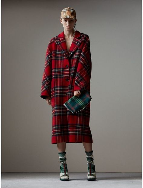 Red Jacket Winter, Mantel Outfit, 00s Mode, Tartan Coat, Tartan Fashion, Robes Vintage, British Outfits, Plaid Coat, Car Coat