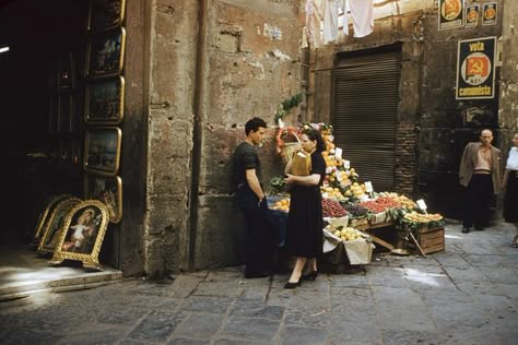 Life In The 1950s, Rome Streets, Color Pictures, Vintage Everyday, Vintage Italy, Street Market, Magnum Photos, Italian Summer, Cinematic Photography