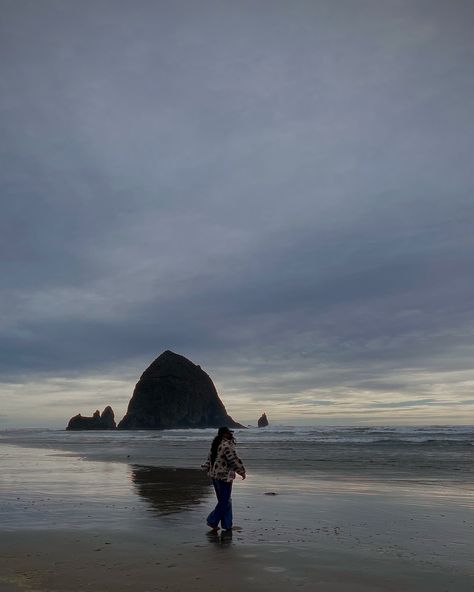 Beach please, I’m on vacation mode💅 The Pacific Northwest has my heart🌲🌊🤍 Pacific Northwest Beach Aesthetic, Pacific Coast Aesthetic, Pacific Northwest Coast, Cannon Beach Photography, Light Blue House, Oregon Outfits, Pacific Northwest Aesthetic, Pnw Aesthetic, 2025 Prayer