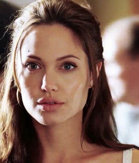 Angelina Jolie Hair Tutorial, Angelina Jolie Jawline, Angelina Jolie Hairstyles, Angelina Jolie Face, Angelina Jolie Hair, Angelina Jolie 90s, Angelina Jolie Makeup, Angelina Jolie Maleficent, Angelina Jolie Style