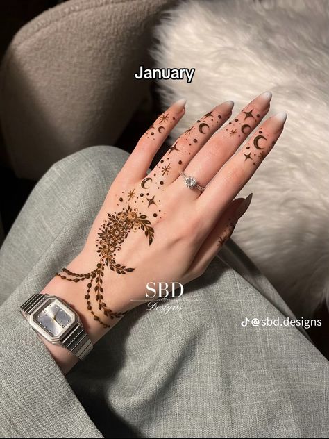 Cross Mehndi Design, Ramadan Henna, Small Henna Designs, Cute Henna Designs, Henna Style Tattoos, Henna Inspo, Pretty Henna, Henna Nails, Henna Inspired Tattoos