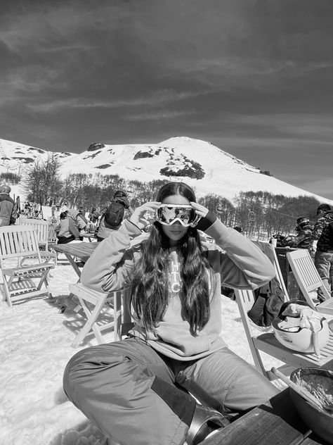 Ski Trip Photo Ideas, Skiing Photo Ideas, Ootd Ski, Ski Aesthetic Girl, Ski Pictures Instagram, Snow Pics Ideas, Ski Trip Pictures, Foto Sci, Ski Photo Ideas