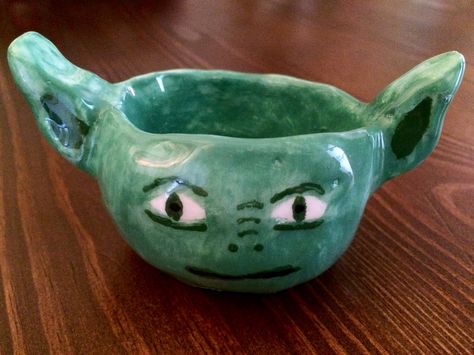 Pottery Yoda planter (Star Wars). Star Wars Pottery Ideas, Star Wars Planter, Star Wars Clay, Clay Grogu, Star Wars Ceramics Ideas, Star Wars Pottery, Ceramic Star Wars, Star Wars Ceramics, Star Wars Plant Pot