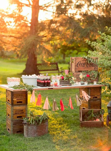 Wooden Crates Wedding, Wedding Food Bars, Wedding Drink Station, Drink Stations, Deco Champetre, Wedding Movies, Wedding Buffet, Wedding Drink, Outdoor Movie