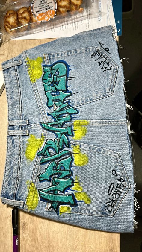 Graffiti Jeans Outfit, Recycling Jeans Ideas, Graffiti On Clothes, Painted Jean Pants, Drawn On Jeans, Painting On Jeans Ideas, Graffiti Outfit, Craft Outfit, Hand Painted Pants