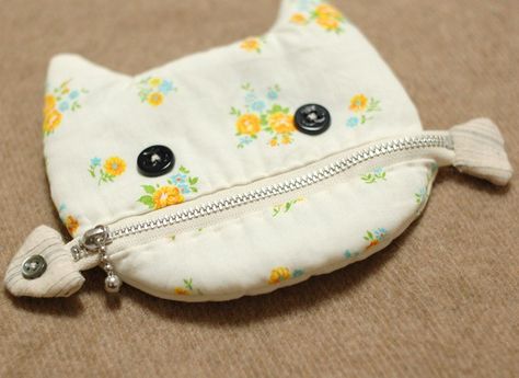 A cat is eating a fish pouch 1 | Mai | Flickr Fish Pouch, Katt Diy, Cat Purse, Cute Sewing Projects, Sew Ins, Diy And Crafts Sewing, Sewing Purses, Small Sewing Projects, Cat Bag