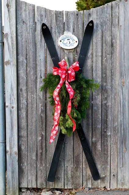 35 Amazing Vintage Ski and Ice Skates Decorations Old Snow Skis Ideas, Ski Display, Diy Sled, Prince Photography, Christmas Sled, Ski Decor, Mountain Decor, Christmas Front Porch, Ski Lodge