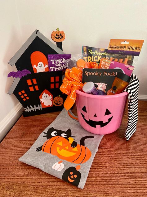 Spooky Basket For Men, Halloween Treat Baskets, Man Home Decor, Halloween Boo Basket, Spooky Basket, Halloween Straws, Boo Baskets, Halloween Basket, Bucket Ideas