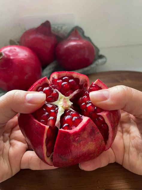 How To Clean Pomegranate, Cut Pomegranate How To, How To Peel A Pomegranate Simple, How To Pomegranate Seeds, How To Seed Pomegranate, Peeling A Pomegranate, Eating Pomegranate Reference, Pomegranate Food Ideas, How To Cut A Pomegranate Easy