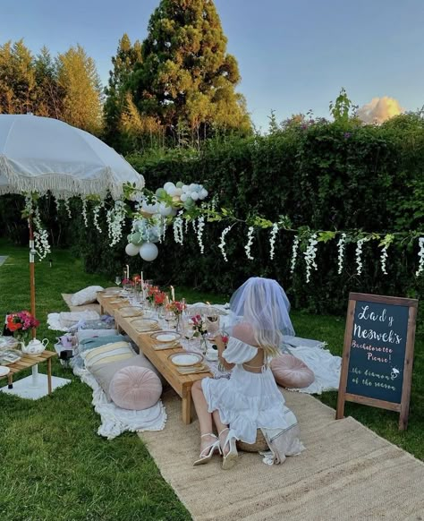 Bridal Picnic, Classy Bachelorette Party, Backyard Bridal Showers, Backyard Dinner Party, Outdoor Bridal Showers, Bachelorette Inspo, Bridal Shower Inspo, Bride Shower, Bachelorette Party Planning