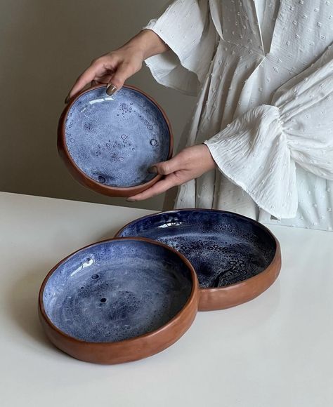 Handmade Dishes Pottery, Plate Clay Ideas, Cool Dishware, Ceramic Bowl Glaze, Ceramic Plate Design Ideas, Ceramic Useful Ideas, Ceramique Painting Ideas, Ceramic Studio Design, Pottery Ideas Plates