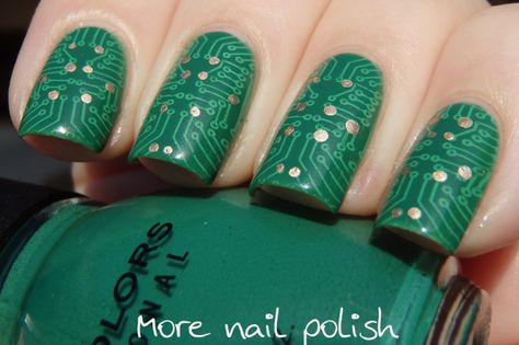 The electronics tech in me must have this! Circuit board nail art Fallout Nail Art, Circuit Board Nails, Circuit Nails, Video Game Nail Art, Computer Nails, Robot Nails, Gamer Nails, Geek Nails, Tech Nails